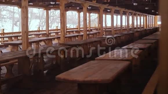 长的桌子和长凳视频的预览图