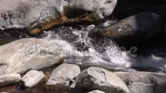 亚利桑那州滑石城在靠近滑石区的橡树溪的小瀑布上放大视频的预览图