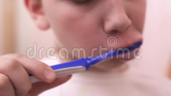 少年男孩在浴室刷牙视频的预览图