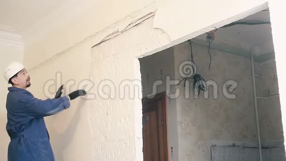 建筑工人破坏了墙上的石膏视频的预览图