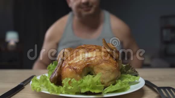 胖子准备吃油腻的炸鸡拿着刀叉特写镜头视频的预览图