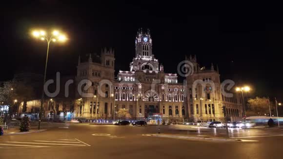 西班牙马德里夜市Cibeles广场的交通时间视频的预览图