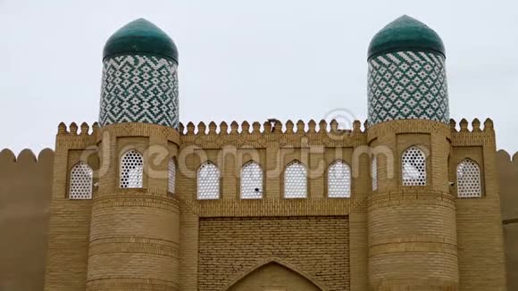 乌兹别克斯坦希瓦的两座瓷砖塔视频的预览图