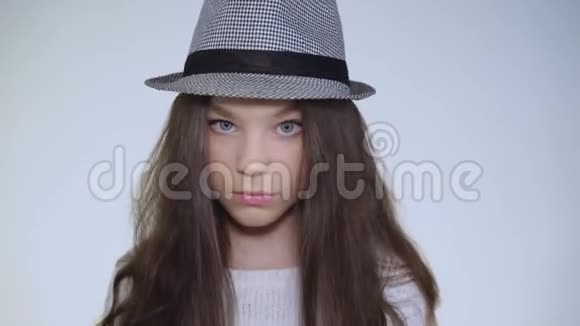漂亮的年轻模特戴着帽子抬起头神秘地看着镜头视频的预览图
