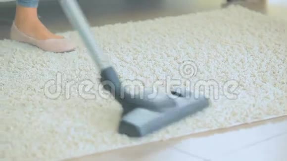 女人用吸尘器清理地毯视频的预览图