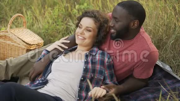 男女朋友在休闲公园野餐浪漫约会视频的预览图