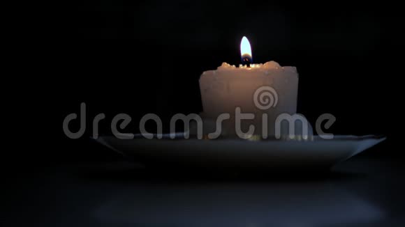 桌子上燃着一支蜡烛视频的预览图