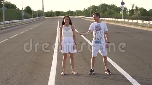 一对恋爱中的夫妇正在空跑道上跳舞慢动作视频的预览图