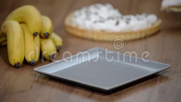 香蕉饼在木制桌子背景的盘子里桌上有美味的香蕉蛋糕视频的预览图
