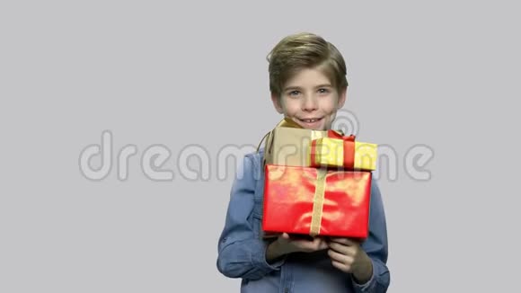 可爱的微笑男孩拿着礼物盒视频的预览图