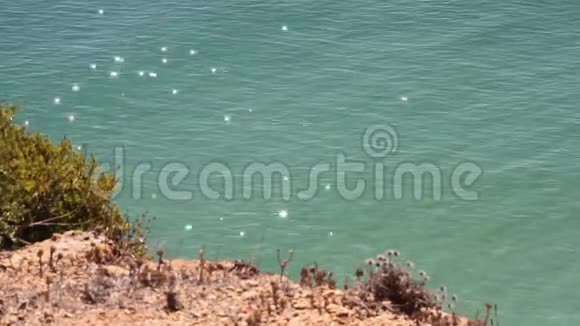 葡萄牙北部大西洋平静的绿松石水面上闪烁的阳光反射视频的预览图