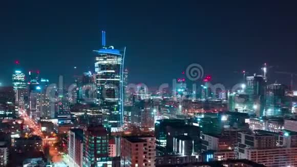 华沙商业中心夜空超光速摩天大楼与科学文化宫视频的预览图