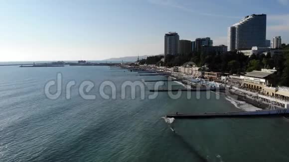 鸟瞰城市站在海岸从海上城市海滩和城市本身的海景城市视频的预览图