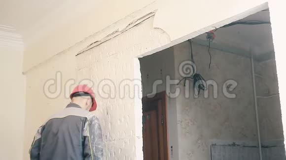 建筑工人破坏了墙上的石膏视频的预览图