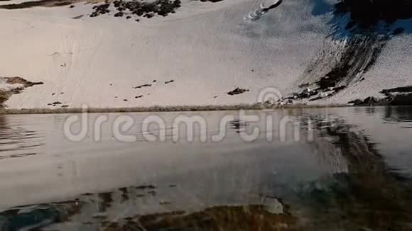 照相机带着干净的水进入山湖视频的预览图