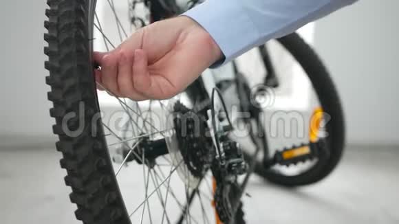 骑自行车的商人检查轮胎的气压视频的预览图