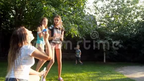日落时分一家人在肥皂泡上飞舞视频的预览图