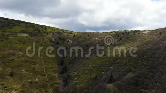 无人机拍摄的山脉全景视频的预览图