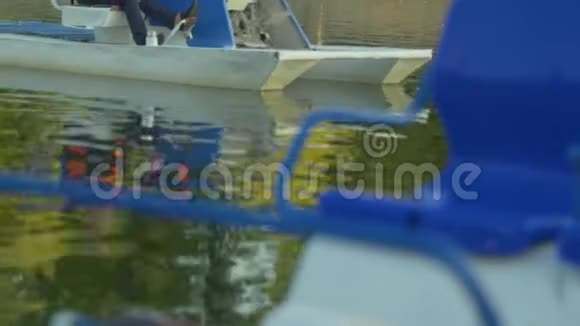 水边的蓝猫双体船租赁河和城市水运视频的预览图