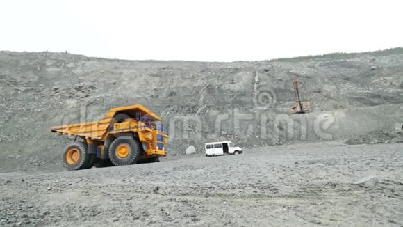 重型采矿卡车在石灰石采石场上行驶重型设备视频的预览图