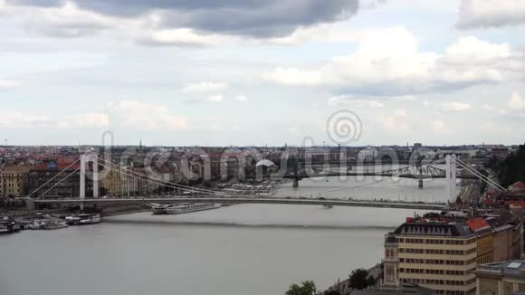 多瑙河大桥阴天有交通视频的预览图