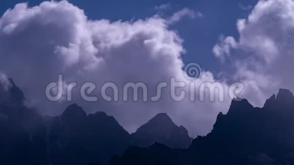 令人印象深刻的云层覆盖着黑暗的喜马拉雅山视频的预览图