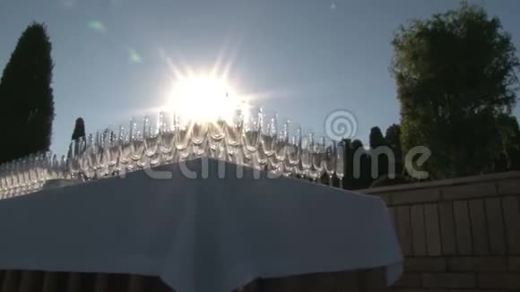 许多空杯子用来在阳光下看香槟视频的预览图