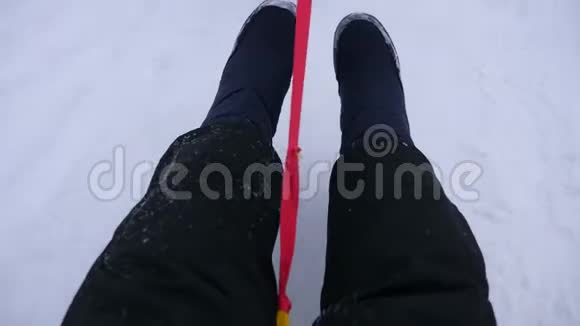 在冬天下雪的日子里一家人在雪橇上玩得很开心人们骑着雪碟特写镜头圣诞节视频的预览图