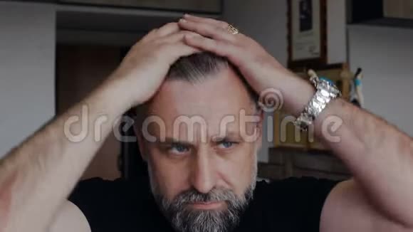 一个男人炫耀他的新头发和胡子视频的预览图