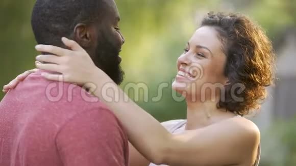 积极和快乐的配偶拥抱在温暖和温柔的拥抱中视频的预览图
