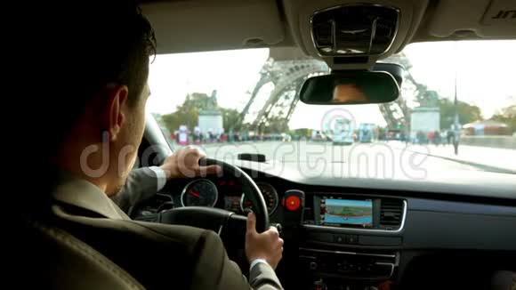 司机开车去埃菲尔铁塔视频的预览图