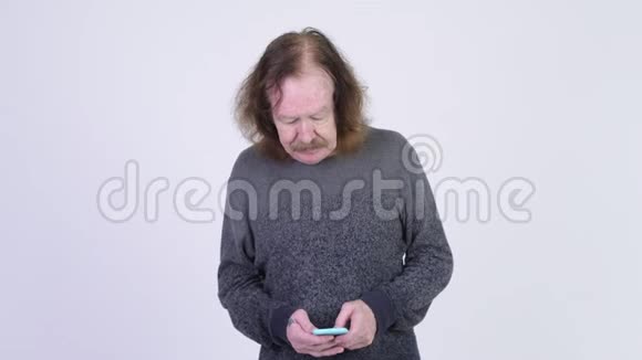 戴着胡子的老男人用电话和坏消息视频的预览图