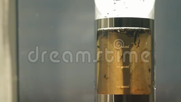 特写茶叶漂浮在沸水中的茶壶早上的茶道视频的预览图