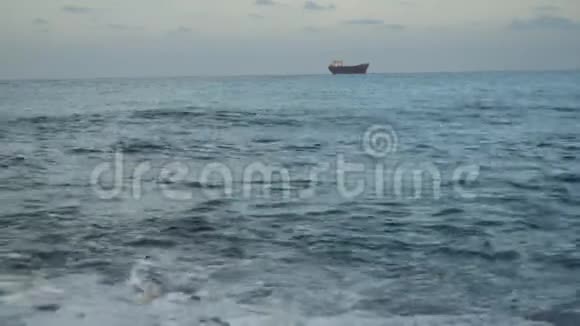 小船靠海航行海浪覆盖石头溅起水花形成泡沫视频的预览图