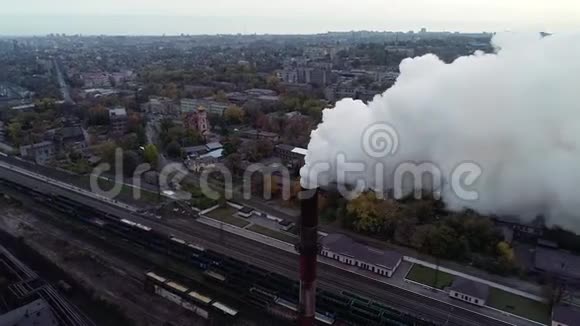 工业区附近的城市景观视频的预览图