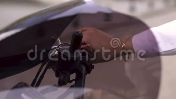一个穿白色衬衫的女孩手上摩托车扭握油门打开油门视频的预览图