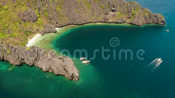 热带海水泻湖和海滩菲律宾厄尔尼诺洛基海岸有白色海滩带丛林的热带岛屿视频的预览图