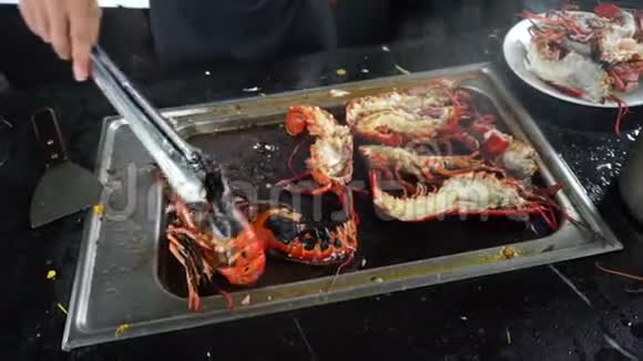 用烟雾在炽热的火焰上烤龙虾视频的预览图