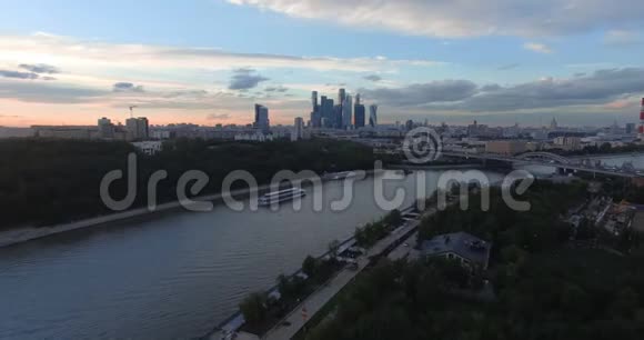 莫斯科与俄罗斯莫斯科河的空中城市景观视频的预览图