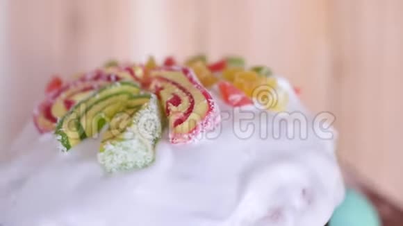 一个传统的复活节蛋糕上有釉装饰着果酱和蜜饯里面有彩色复活节彩蛋视频的预览图