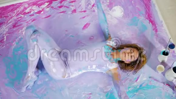瑜伽女孩躺在她的背上画在照片上视频的预览图
