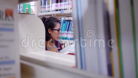 女学生在图书馆过道看书视频的预览图