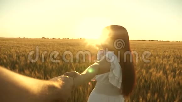 美丽的母亲带着女儿带着麦子走在田野上牵着心爱的男人的手母亲孩子和视频的预览图