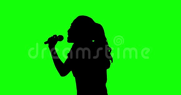 无名女子用麦克风唱歌视频的预览图
