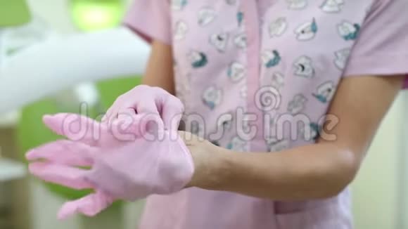 合上医生的手戴上手术手套女牙医视频的预览图