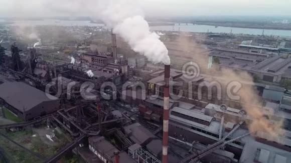 城市附近有化学物质的巨大工厂视频的预览图