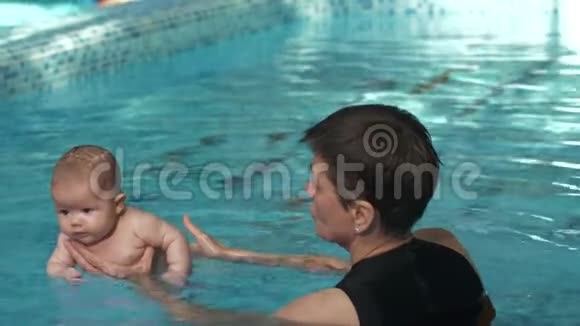 女人教宝宝游泳视频的预览图