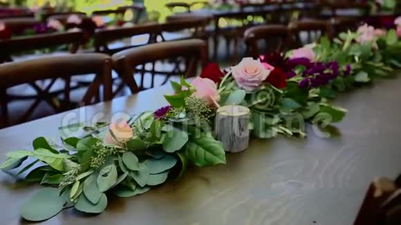 婚礼宴会桌上的插花视频的预览图