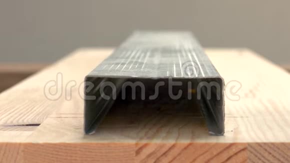 角磨机金属切割盘的特写电动工具切割位于木桌上的金属型材很多东西视频的预览图