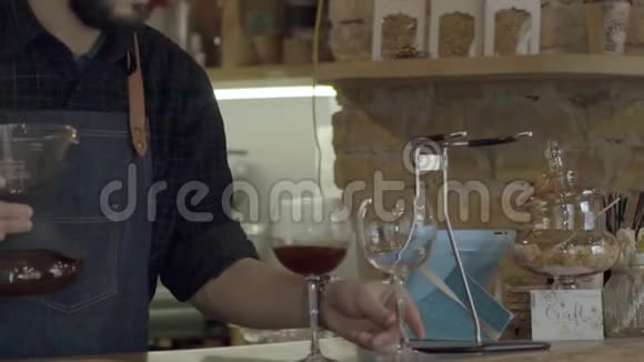 一个微笑的年轻咖啡师和塞芬瓦克斯一起倒咖啡视频的预览图